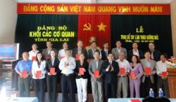 Trao sổ tay “làm theo gương Bác”- Sáng kiến mới, cách làm hay